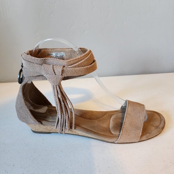 Koolaburra Wedge "EUC" - Picture 9 of 14